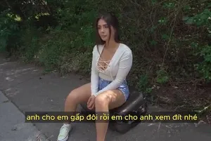 Gặp ca sĩ trên đường thanh niên dùng tiền để được xem vú